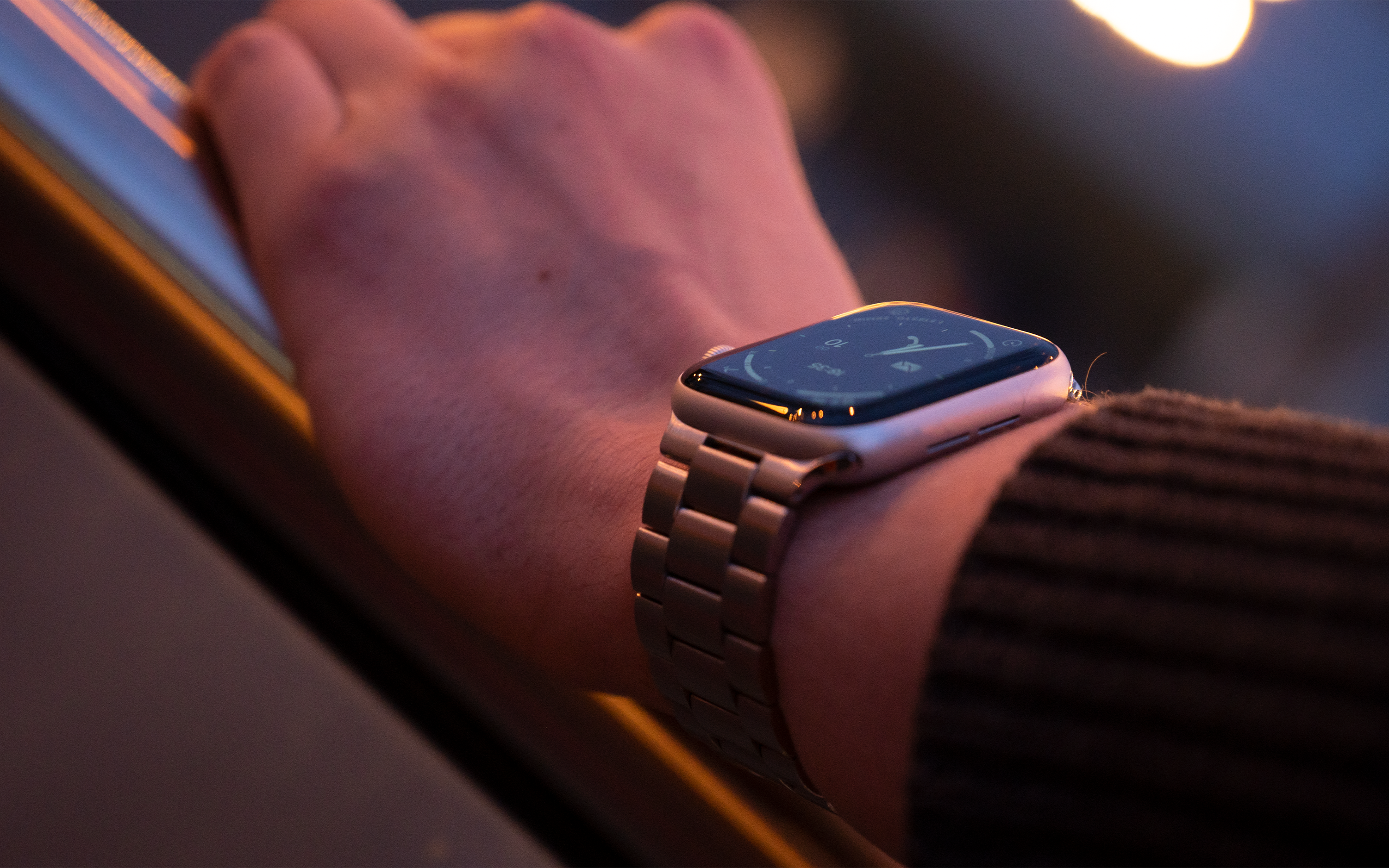 Apple Watch Gliederarmband in der nacht von Strapiez in silber. Perfektes Geschenk für alle Watch besitzer